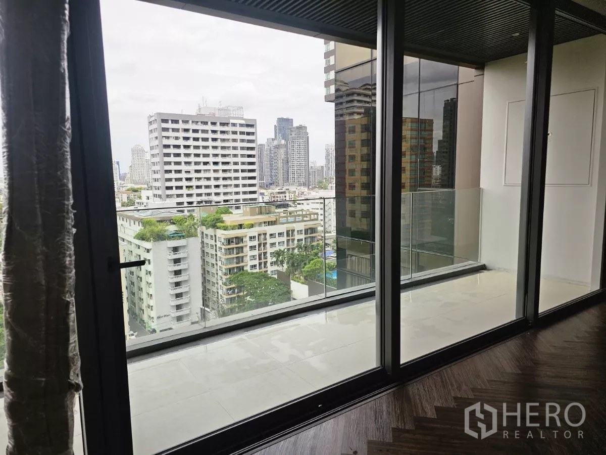 คอนโด ให้เช่าในWatthana, Bangkok - ประตูบานเลื่อนกระจกเปิดสู่ระเบียงกว้าง มองเห็นวิวเมืองย่านสุขุมวิท