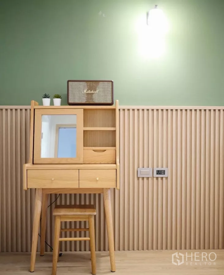 ทาวน์เฮาส์ ให้เช่าในWatthana, Bangkok - โต๊ะเครื่องแป้งไม้สไตล์มินิมอล ตั้งชิดผนังสีเขียวลอน