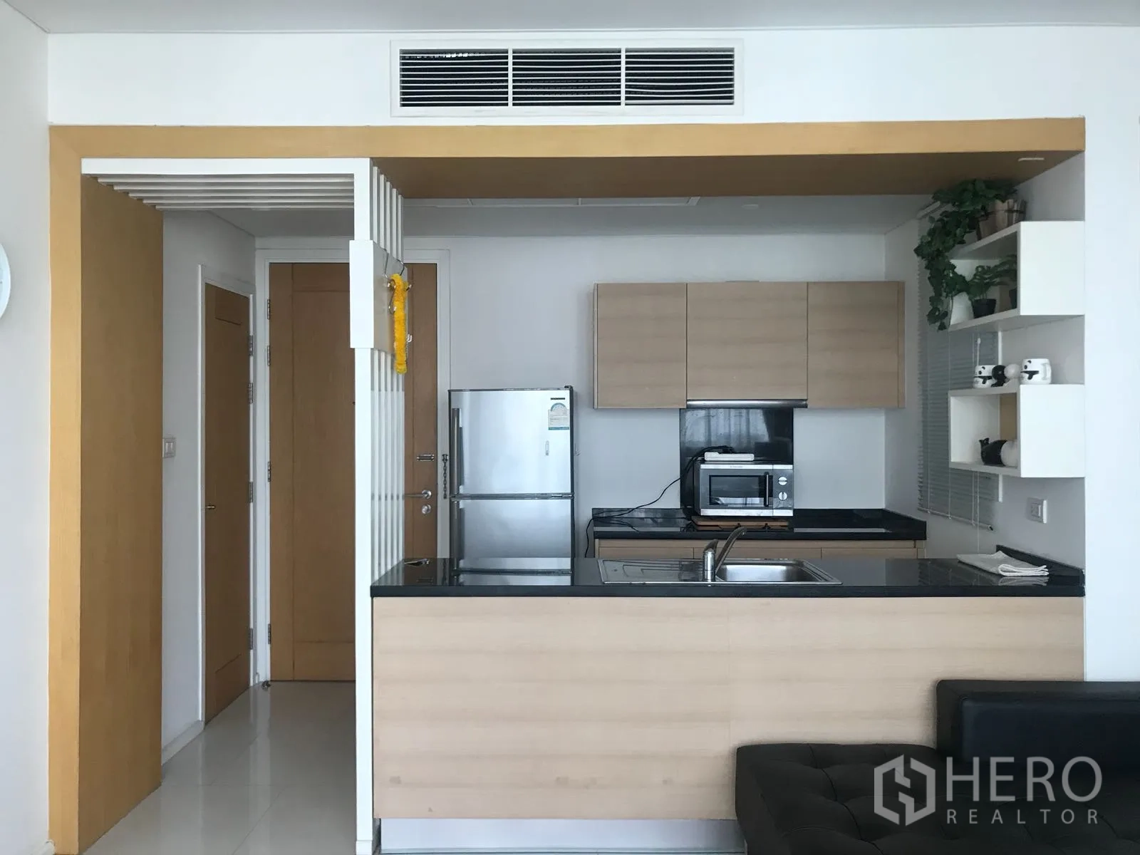 คอนโด ให้เช่าหรือขายในWatthana, Bangkok - ครัวสไตล์โมเดิร์น ตู้ลายไม้ ท็อปหินสีดำ ตู้เย็นสแตนเลส และไมโครเวฟ