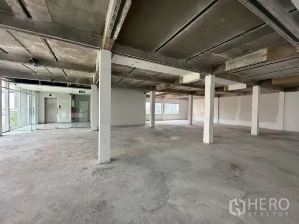 พื้นที่ขายปลีก ให้เช่าในKhlong Toei, Bangkok - พื้นที่เชลล์กว้าง มีเสารองรับ แสงธรรมชาติจากกระจกมุม