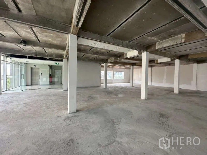 พื้นที่ขายปลีก ให้เช่าในKhlong Toei, Bangkok - พื้นที่เชลล์กว้าง มีเสารองรับ แสงธรรมชาติจากกระจกมุม