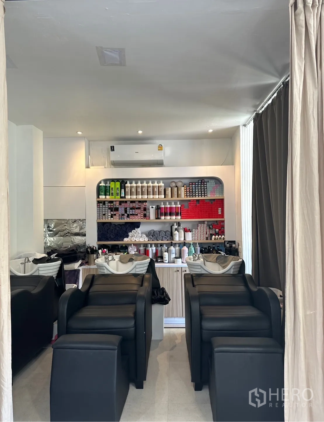 零售空间 出租在Khlong Toei, Bangkok - 后场洗护区，三组洗头盆与收纳柜
