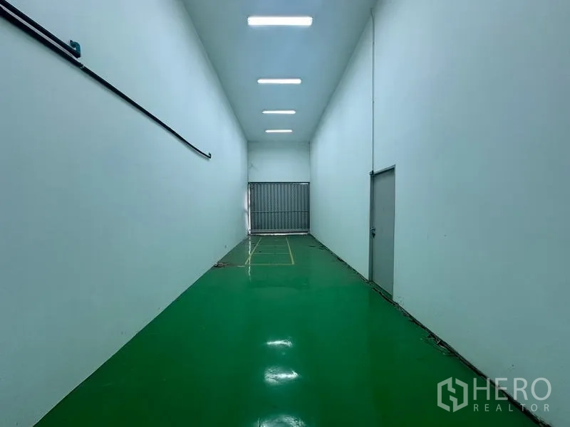 คลังสินค้า ให้เช่าในSuan Luang, Bangkok - ทางโหลดยาว เพดานสูง มีประตูม้วน