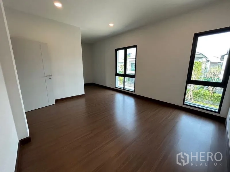 Detached House for rent - Bright bedroom with wood floors and tall windows overlooking the estate greenery.