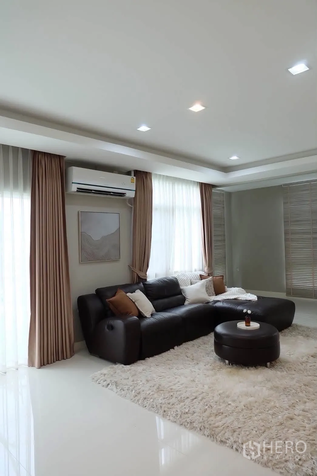 Detached House for rent in Bang Phli, Samut Prakan - Bright living room with L-shaped leather sofa and shaggy rug.