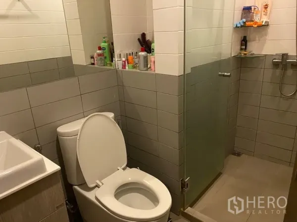 公寓 出售在Phra Khanong, Bangkok - 现代浴室，玻璃淋浴房、坐便与灰白瓷砖墙面