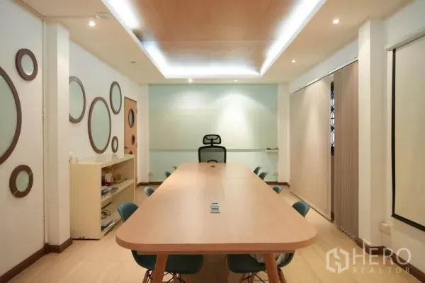 带办公室的家 出租在Wang Thonglang, Bangkok - 现代会议室，长形会议桌、筒灯和玻璃白板
