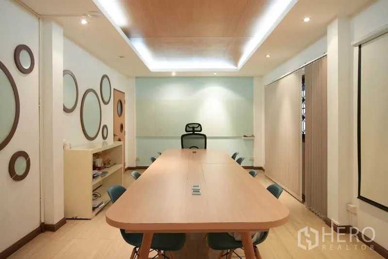 带办公室的家 出租在Wang Thonglang, Bangkok - 现代会议室，长形会议桌、筒灯和玻璃白板