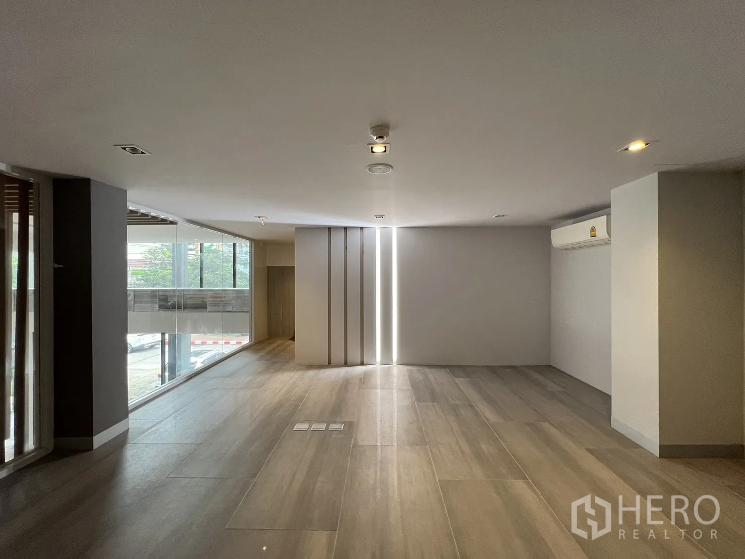 零售空间 出租在Khlong Toei, Bangkok - 外部走廊，穿孔吊顶与发光广告箱