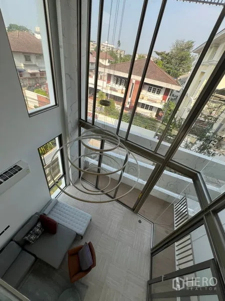 สำนักงานที่บ้าน ให้เช่าหรือขายในChatuchak, Bangkok - โถงรับแขกเพดานสูงสองชั้น ผนังกระจกเต็มบาน มองเห็นทิวทัศน์รอบบ้าน