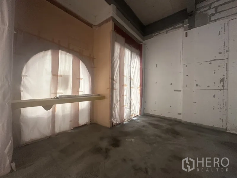 零售空间 出租在Khlong Toei, Bangkok - 角落展示拱形陈列台和封闭的整高窗，用于翻新。