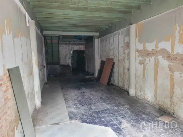 店屋 出租在Khlong Toei, Bangkok - 店屋一层深进式空间，旧瓷砖地面与剥落墙面，裸露绿色梁，待翻新