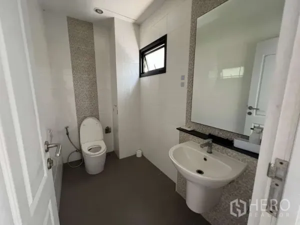 สำนักงานที่บ้าน ให้เช่าในSuan Luang, Bangkok - ห้องน้ำกระเบื้องสะอาด มีหน้าต่าง อ่างล้างหน้า กระจกบานใหญ่ และสายชำระ