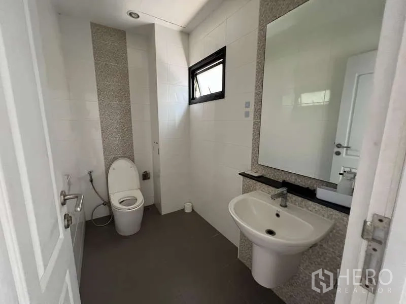 สำนักงานที่บ้าน ให้เช่าในSuan Luang, Bangkok - ห้องน้ำกระเบื้องสะอาด มีหน้าต่าง อ่างล้างหน้า กระจกบานใหญ่ และสายชำระ