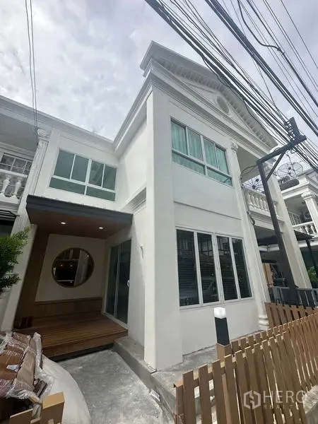 Home Office for rent in Khlong Toei, Bangkok - Another view of the townhouse exterior highlighting the classical cornice and tall windows.