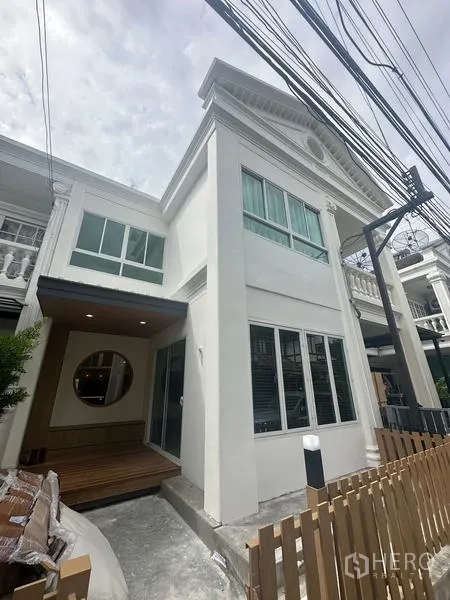 Home Office for rent in Khlong Toei, Bangkok - Another view of the townhouse exterior highlighting the classical cornice and tall windows.