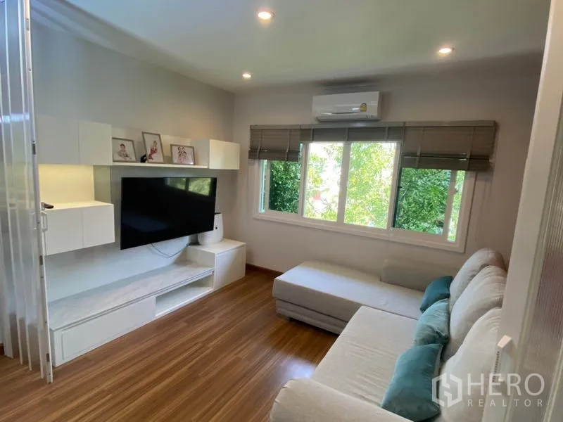 บ้าน ขายในBang Sao Thong, Samut Prakan - ห้องแฟมิลี่รูมชั้นบนพร้อมโซฟา ทีวีแขวนผนัง และวิวต้นไม้เขียว