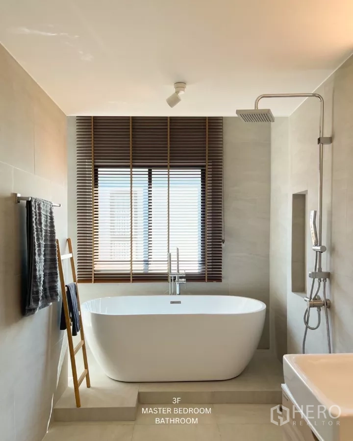 ทาวน์เฮาส์ ให้เช่าในSuan Luang, Bangkok - ห้องน้ำมาสเตอร์มีอ่างอาบน้ำลอยตัว ฝักบัวเรนชาวเวอร์ และหน้าต่างบานใหญ่พร้อมมู่ลี่