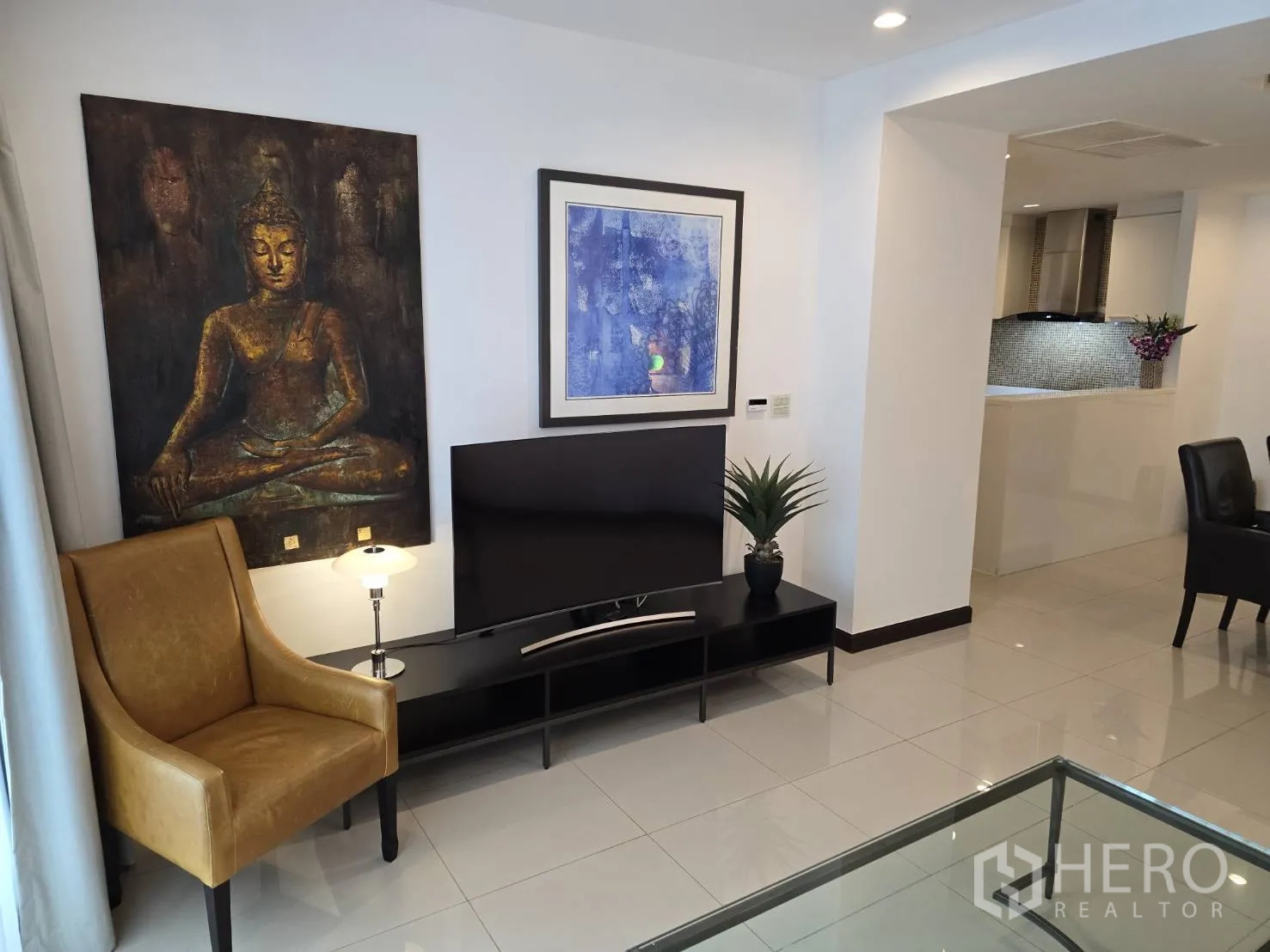 คอนโด for rent or sale in Watthana, Bangkok - มุมทานอาหารโต๊ะกระจกติดกับห้องนั่งเล่นอบอุ่น.