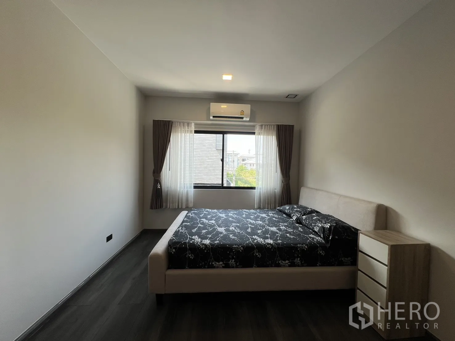 Detached House for rent in Bang Phli, Samut Prakan - Bedroom from another angle with bed, nightstand and natural light.