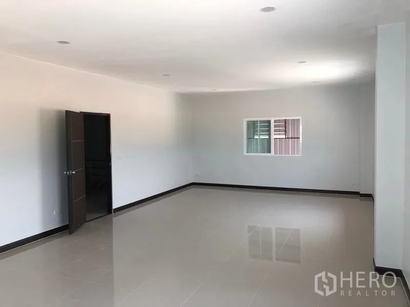 工厂 出租或出售在Bang Len, Nakhon Pathom - 开放式办公室空间，亮面地砖与窗户采光。