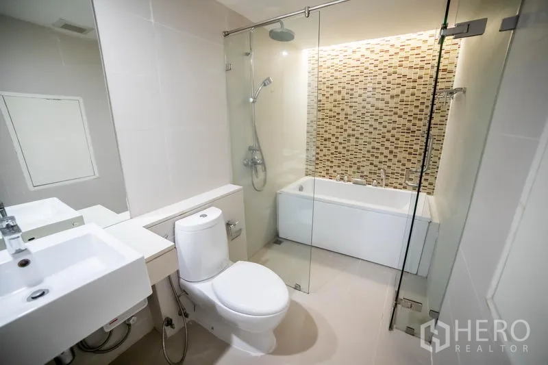 คอนโด ให้เช่าในWatthana, Bangkok - ห้องน้ำสไตล์โมเดิร์น กั้นกระจก มีฝักบัวและอ่างอาบน้ำ ผนังกระเบื้องลายโมเสก ในคอนโดเอกมัย