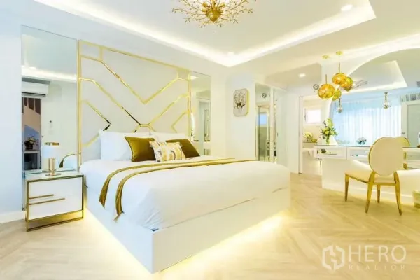 联排别墅 出租在Lat Phrao, Bangkok - 主卧现代风，金色线条装饰、镜面背景墙与柔和灯带。