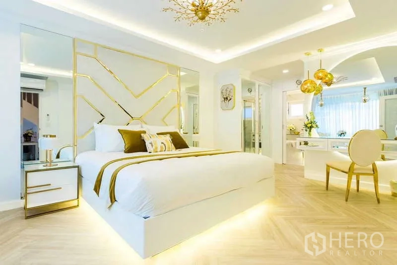 联排别墅 出租在Lat Phrao, Bangkok - 主卧现代风，金色线条装饰、镜面背景墙与柔和灯带。