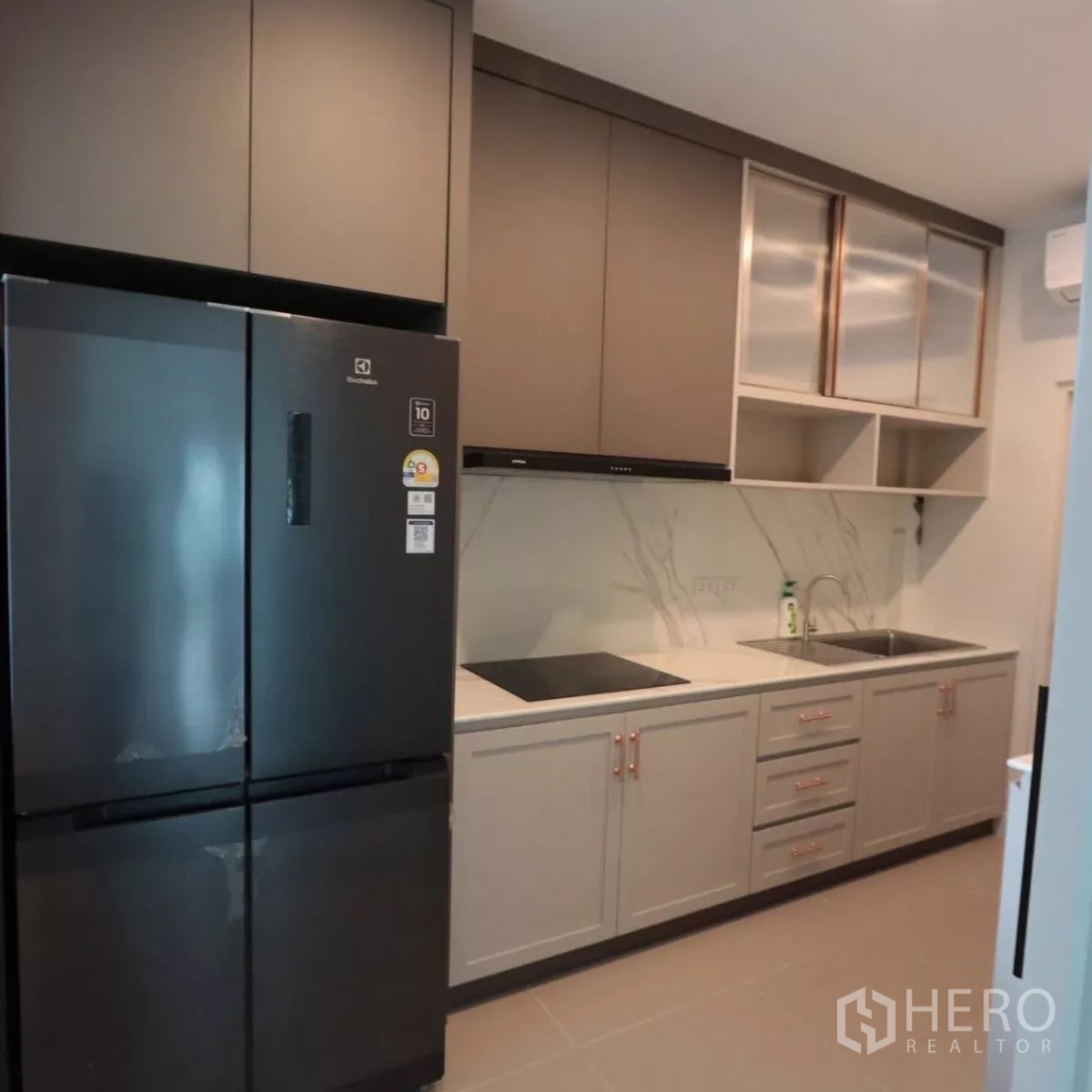 Detached House for rent in Bang Phli, Samut Prakan - Fully fitted kitchen with tall refrigerator, hob, hood and ample cabinetry