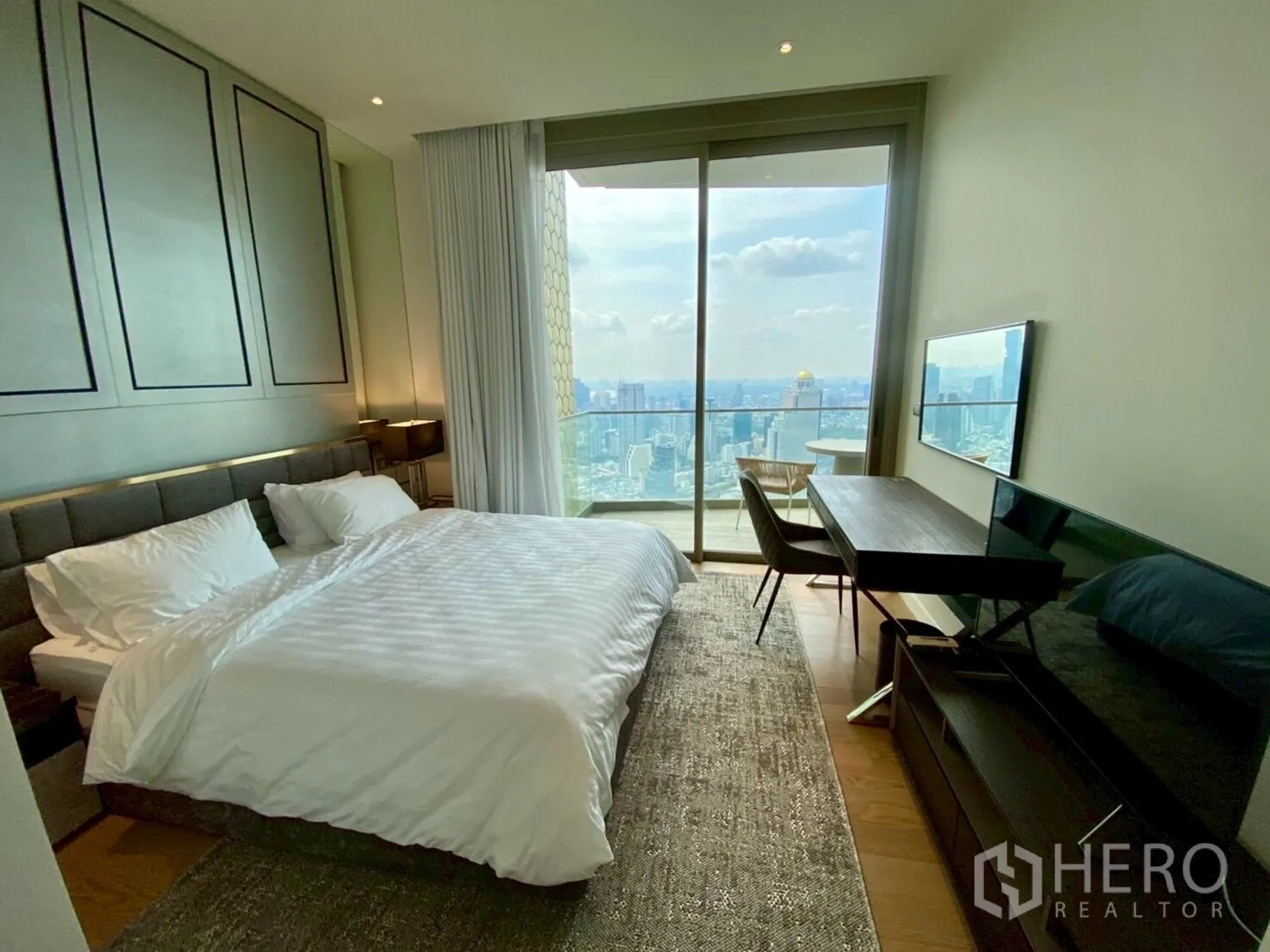 คอนโด ให้เช่าในKhlong San, Bangkok - ห้องนอนเปิดออกสู่ระเบียง มีโต๊ะทำงานและทีวี มองเห็นเมืองและแม่น้ำ