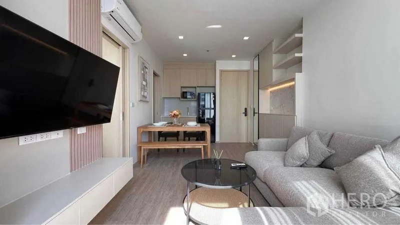 คอนโด ให้เช่าในWatthana, Bangkok - มุมนั่งเล่นหันสู่ครัวขนาดกะทัดรัดพร้อมชั้นวางของและผนังลายหินอ่อน