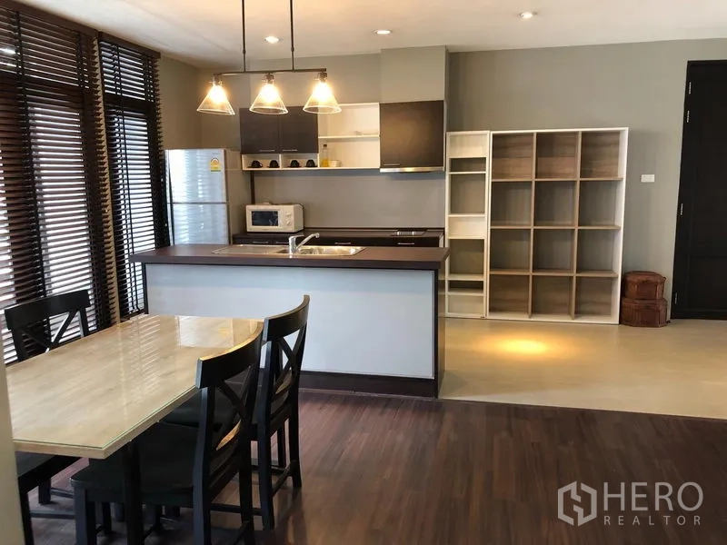 คอนโด ให้เช่าในKhlong Toei, Bangkok - ครัวยุโรปพร้อมไอส์แลนด์ ไฟแขวน โต๊ะทานข้าว และหน้าต่างสูงจรดเพดานพร้อมมู่ลี่ไม้