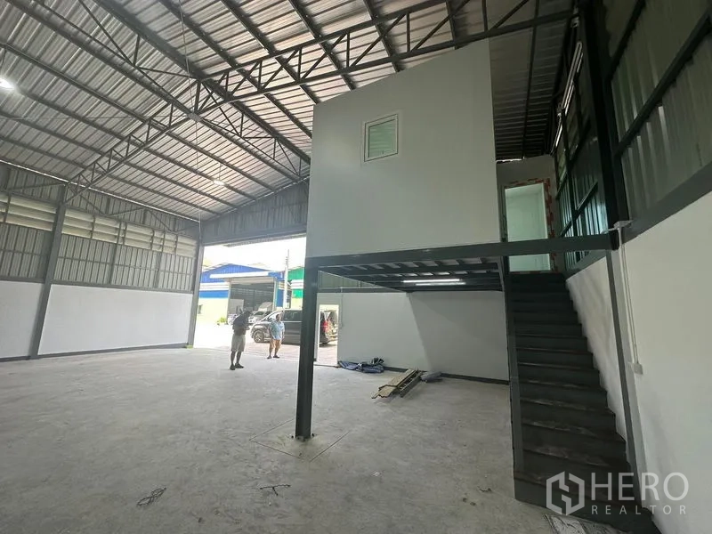 คลังสินค้า ให้เช่าในKhlong Toei, Bangkok - บันไดเหล็กขึ้นออฟฟิศชั้นลอยข้างทางเข้าขนาดใหญ่ พื้นที่ใช้สอยกว้าง