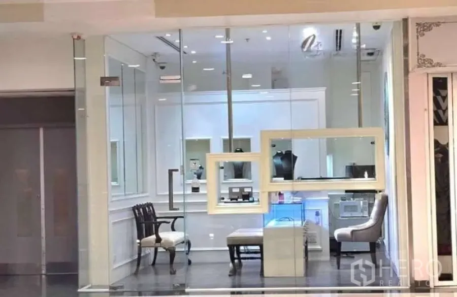 พื้นที่ขายปลีก ให้เช่า - หน้าร้านสไตล์บูทีคกระจกเต็มบาน พร้อมไฟฝังฝ้าและกรอบโชว์บนผนัง