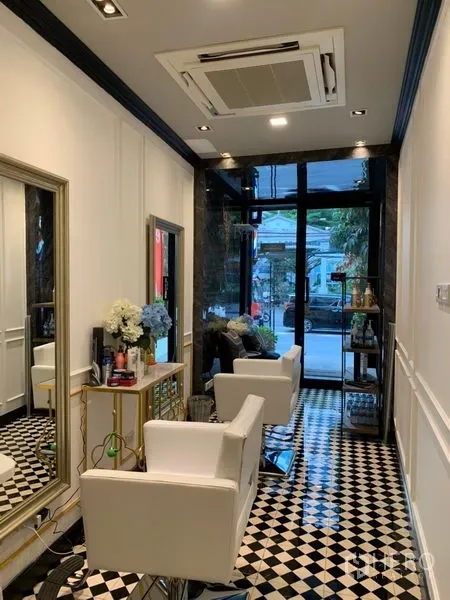 พื้นที่ขายปลีก ให้เช่าในWatthana, Bangkok - ภายในสไตล์ซาลอนสว่าง พื้นกระเบื้องลายตารางขาวดำ เก้าอี้สีขาว กระจกเงาบานใหญ่ และหน้าร้านกระจก