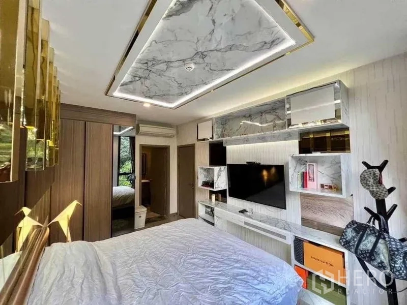 คอนโด ขายในWatthana, Bangkok - ห้องนอนใหญ่ตู้บิลต์อิน เพดานลายหินอ่อน ผนังทีวีพร้อมชั้นวางของ