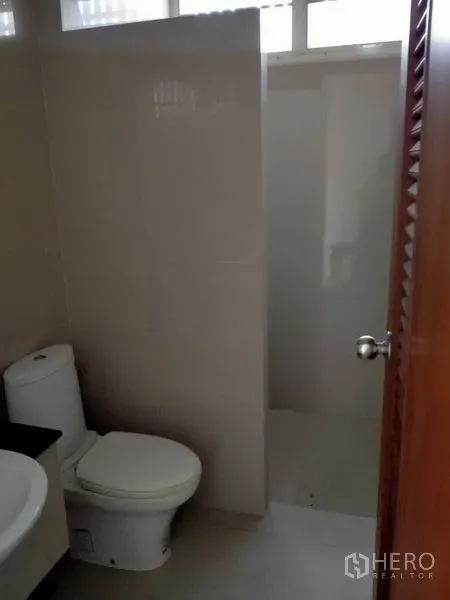 บ้าน ขายในThawi Watthana, Bangkok - ห้องน้ำสะอาด มีอ่างล้างหน้า โถสุขภัณฑ์ และส่วนอาบน้ำแยก