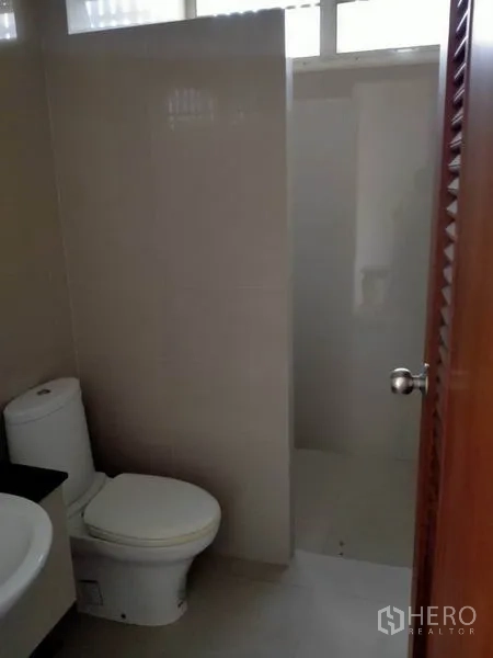 บ้าน ขายในThawi Watthana, Bangkok - ห้องน้ำสะอาด มีอ่างล้างหน้า โถสุขภัณฑ์ และส่วนอาบน้ำแยก