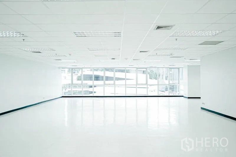 สำนักงาน ให้เช่าในWatthana, Bangkok - ออฟฟิศสีขาวขนาดใหญ่ รับแสงธรรมชาติจากหน้าต่างบานกว้าง