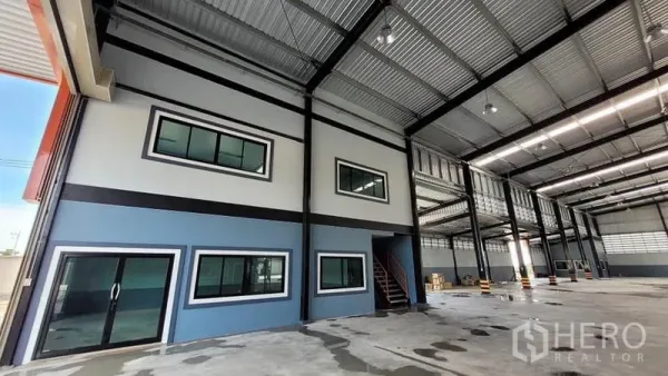 โรงงาน ให้เช่าหรือขายในPhanat Nikhom, Chon Buri - ภายในโรงงานกว้าง มีสำนักงานสองชั้น เสาเหล็ก หลังคาโปร่งแสง และพื้นคอนกรีตเรียบ