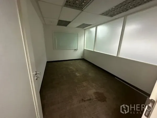 办公空间 出租在Khlong Toei, Bangkok - 会议室，地毯、内侧磨砂窗及壁挂白板。