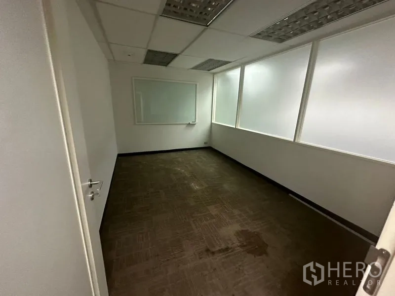 办公空间 出租在Khlong Toei, Bangkok - 会议室，地毯、内侧磨砂窗及壁挂白板。