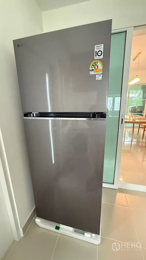 บ้าน ให้เช่าในBang Phli, Samut Prakan - ตู้เย็นสแตนเลสสองประตูข้างประตูกระจกบานเลื่อน.