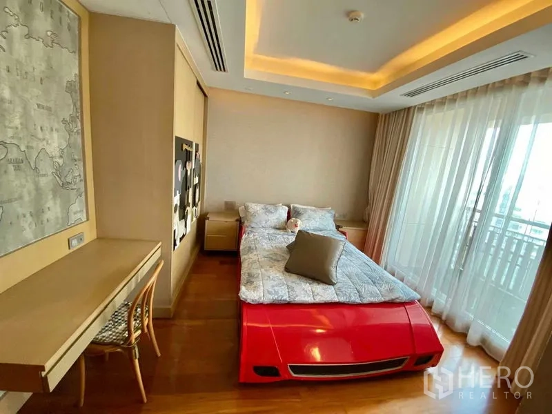 คอนโด ให้เช่าในKhlong Toei, Bangkok - ห้องนอนเตียงรถสีแดง โต๊ะทำงาน และกระจกสูงจรดเพดาน