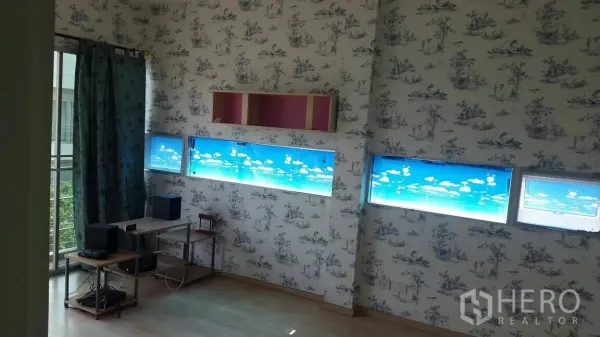 联排别墅 出租在Suan Luang, Bangkok - 采光良好的多功能房，墙面壁纸与细长横向窗户。