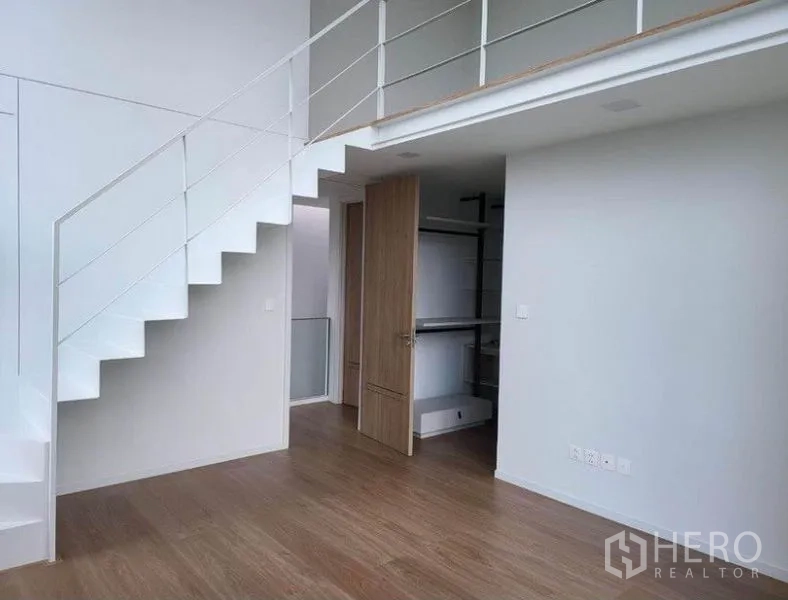 บ้าน ให้เช่าในSaphan Sung, Bangkok - ห้องนอนมีบันไดมินิมอลขึ้นสู่ชั้นลอย พร้อมตู้เสื้อผ้าแบบบิลท์อิน