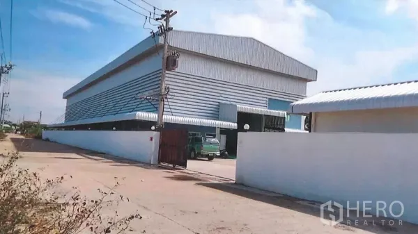 โรงงาน ขายในLat Lum Kaeo, Pathum Thani - มุมมองด้านข้างติดถนน พร้อมรั้วรอบและประตูทางเข้าโรงงาน