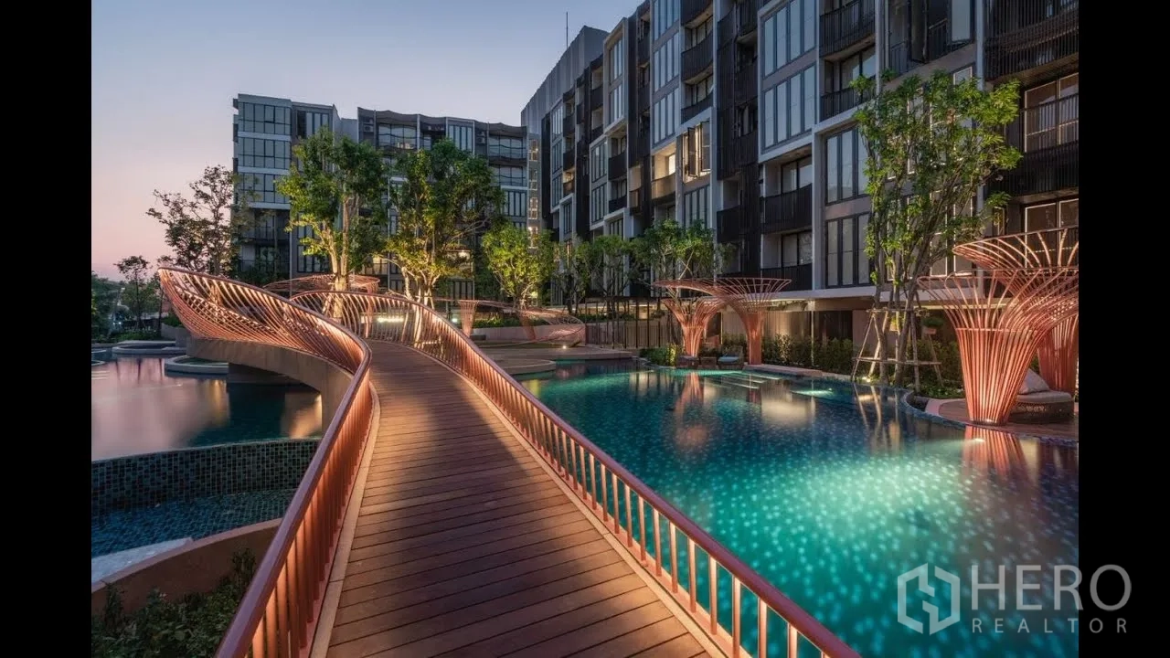 คอนโด ให้เช่าในWatthana, Bangkok - บรรยากาศยามเย็นของสะพานไฟประดับเหนือสระว่ายน้ำภายในคอร์ทยาร์ดคอนโด