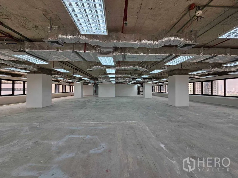 办公空间 出租在Bang Rak, Bangkok - 大面积开放工作区，裸露管道与周边窗户采光。