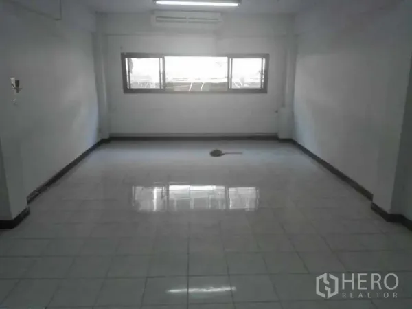 带办公室的家 出租或出售在Bang Na, Bangkok - 楼上办公间，白色地砖、空调与横向窗户采光。